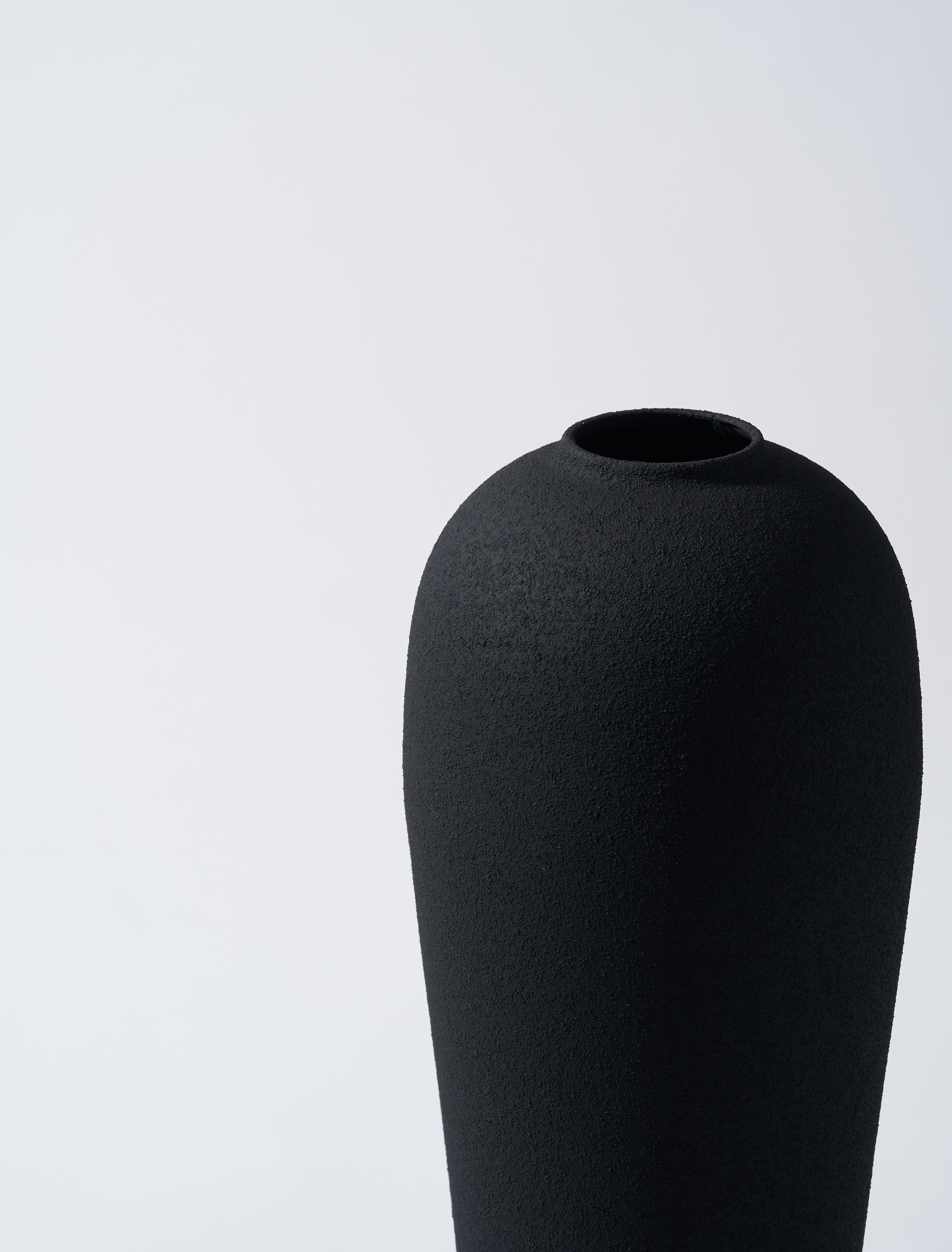 Lola | Black Ceramic Flower Vase with Structured Design | Ideal for Rustic and Modern Decor